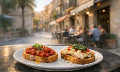 Zwei unterschiedliche Tapas auf einem Tisch in einer Straße von Palma.