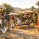 Besucher an Weinständen bei einem Open-Air-Weinfest auf Mallorca.