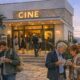 Besucher betrachten vor einem Kino auf Mallorca das Festivalprogramm.