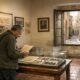 Besucherin betrachtet historische Dokumente in einem Ausstellungsraum in Palma.